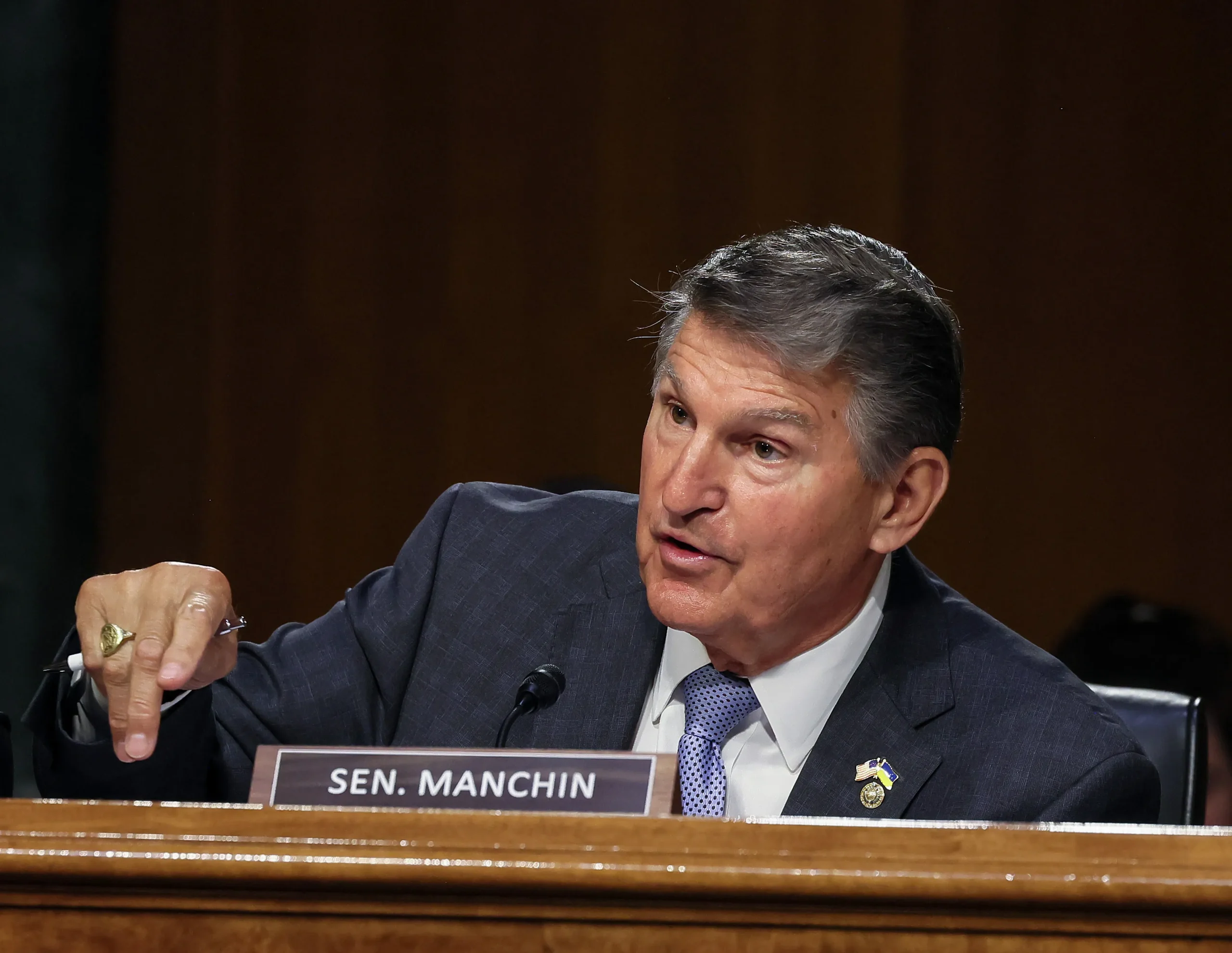 Manchin Considers Challenging Harris for 2024 Democratic Nomination