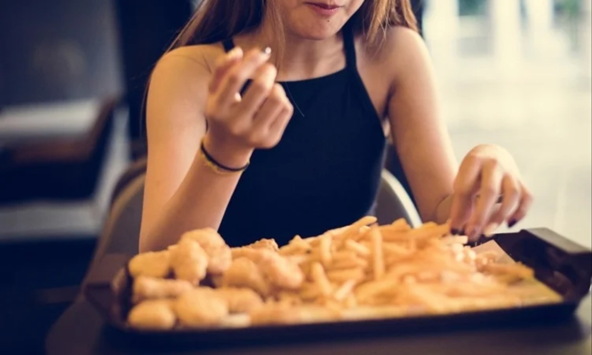 Study Finds UK Adolescents Consume Majority of Calories from Ultra-Processed Foods, Highlighting Health Risks and Socio-Demographic Disparities