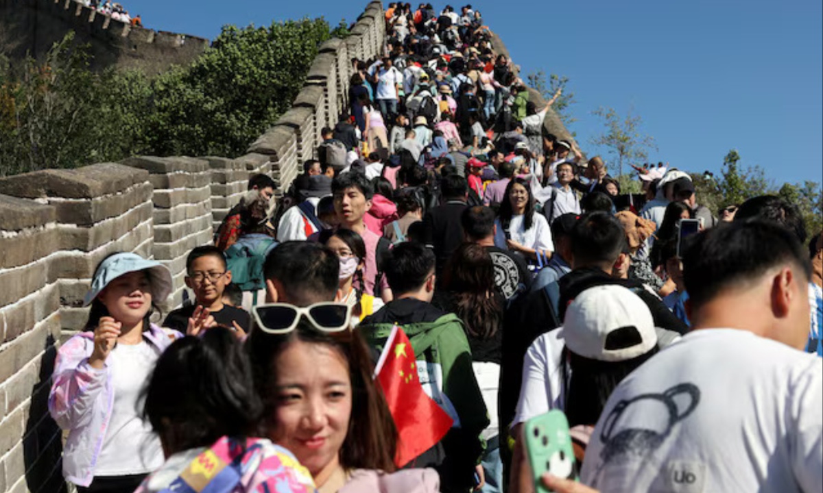 Chinese Travelers Opt for Longer, Budget-Friendly Trips During Golden Week Amid Economic Concerns