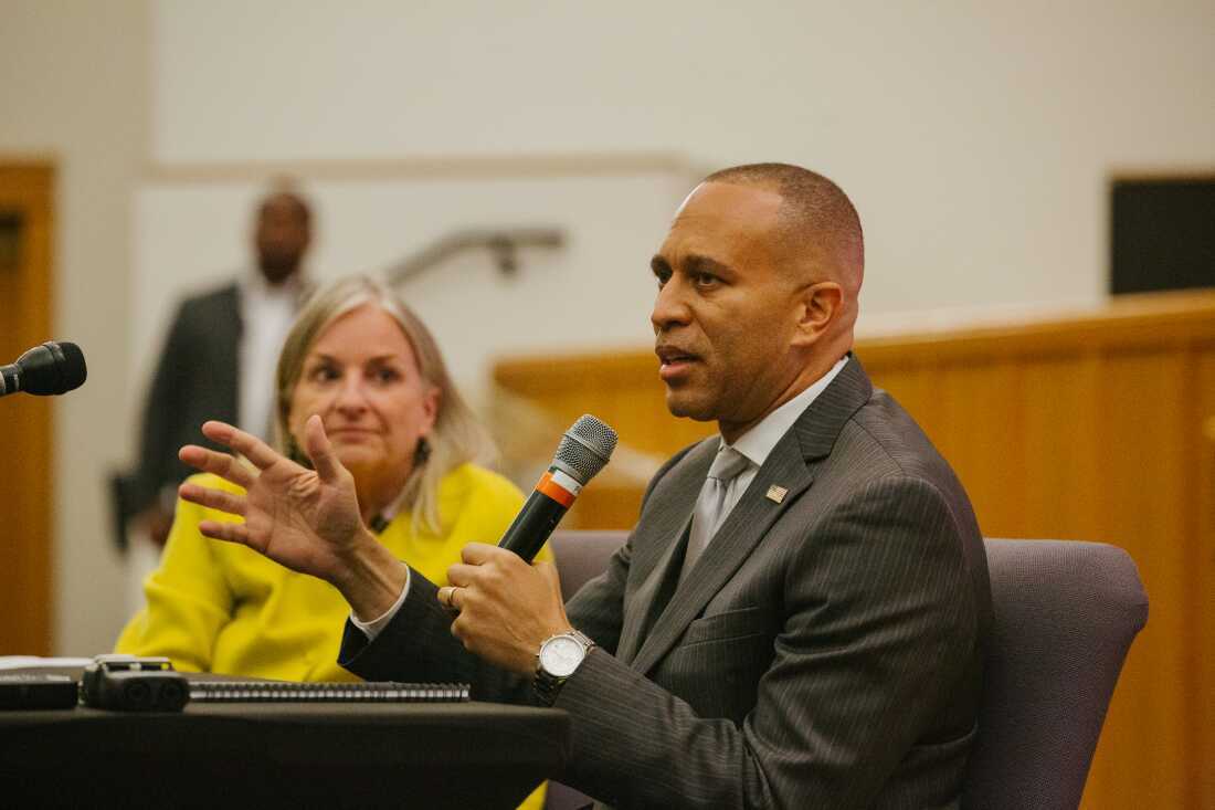 Hakeem Jeffries Highlights Democrats' Legislative Wins and Eyes House Majority in 2024