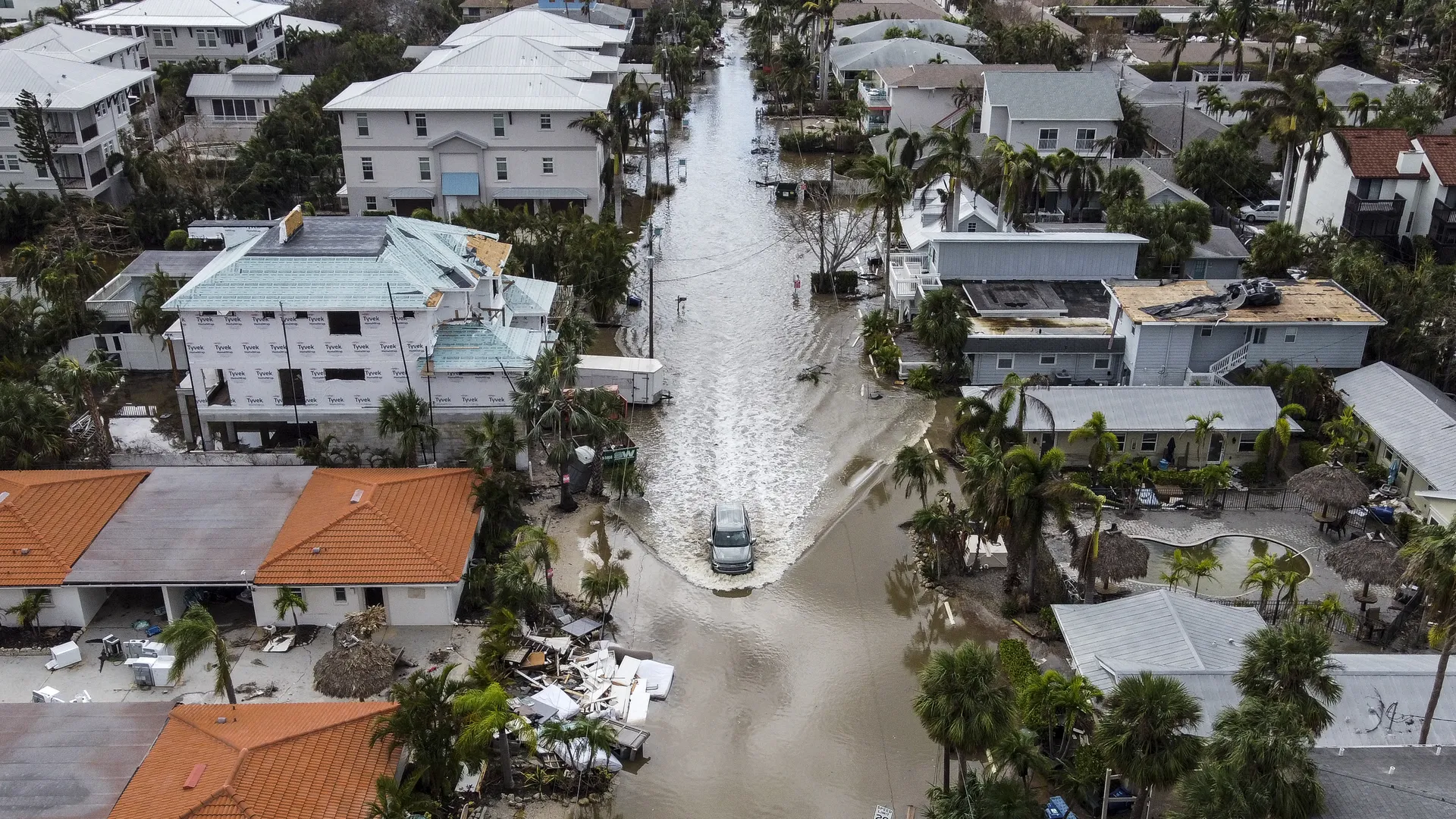 Hurricane Milton Strikes Florida, Inflicting Severe Damage on Tropicana Field Amid Unexpected Storm Surge