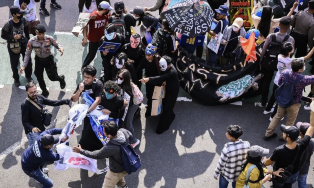 Protesters Face Intimidation and Police Inaction During Climate March in Jakarta, Raising Concerns Over Civil Liberties