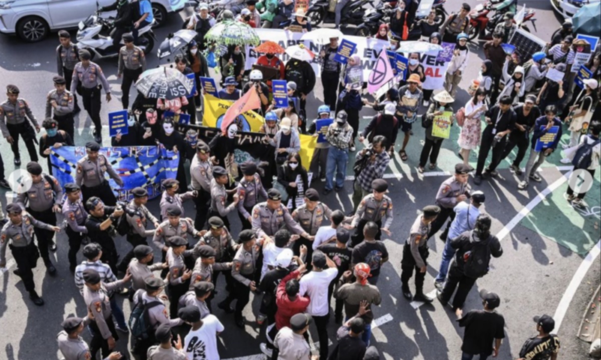 Protesters Face Intimidation and Police Inaction During Climate March in Jakarta, Raising Concerns Over Civil Liberties