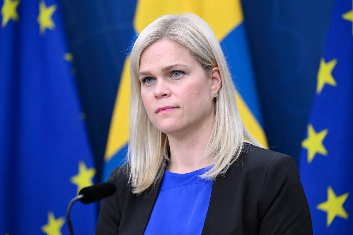 Swedish Minister’s Unusual Banana Phobia Sparks National Attention and Workplace Adjustments