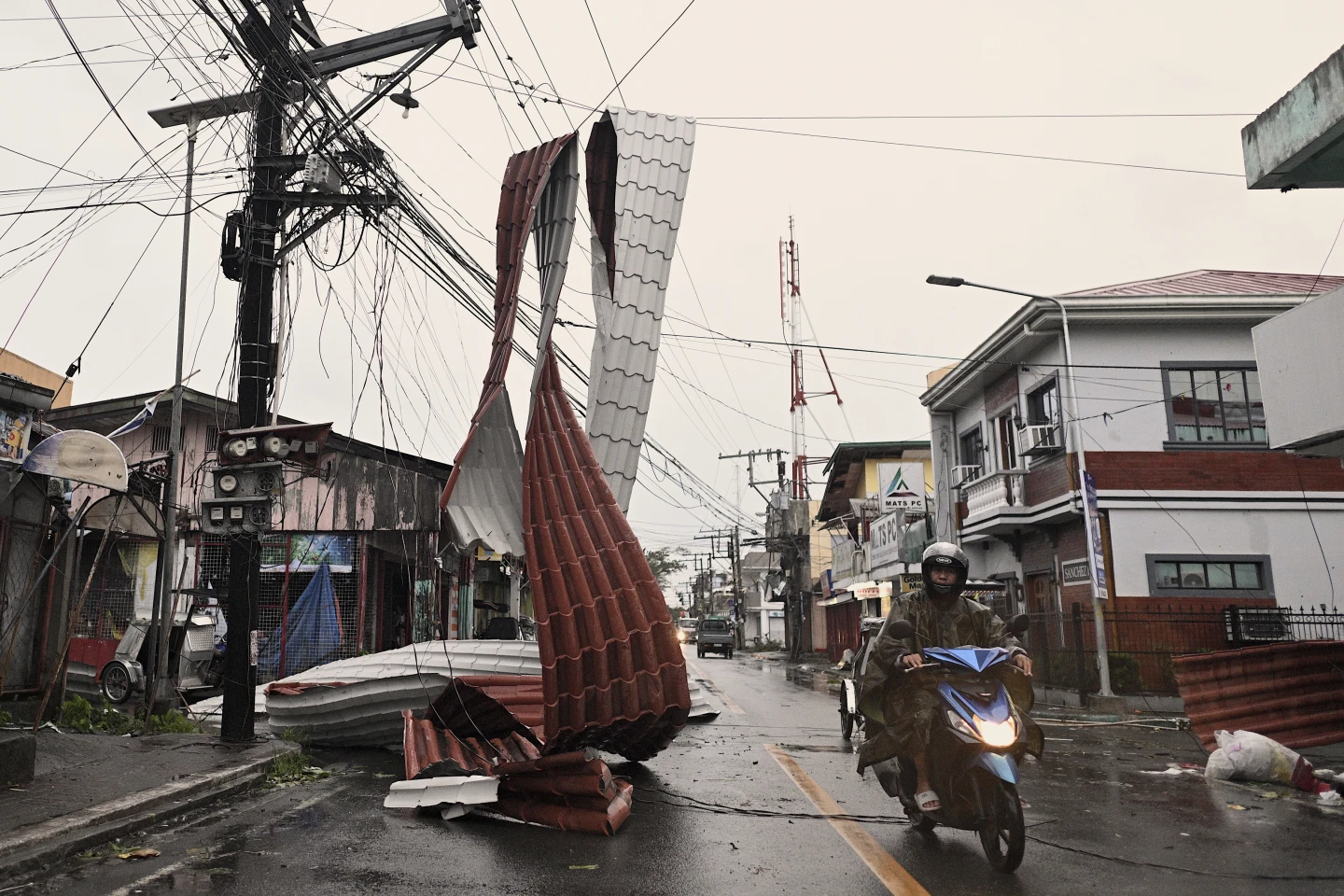 Typhoon Man-yi Devastates Northern Philippines, Straining Disaster Response and Displacing Hundreds of Thousands