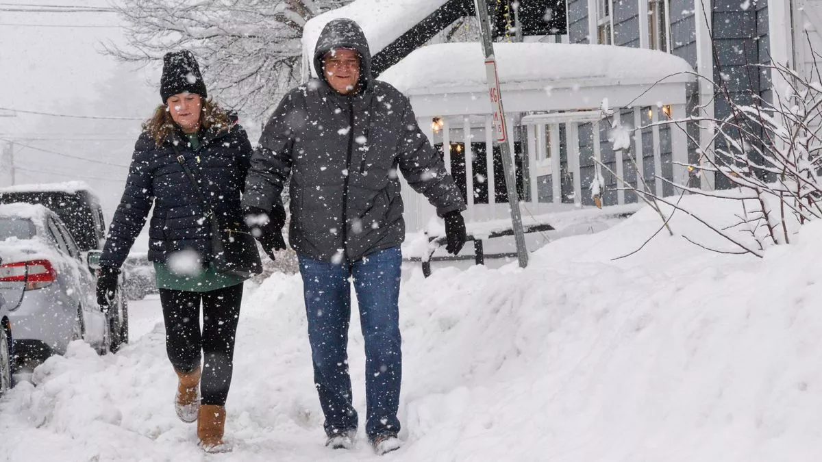 Most of U.S. Faces Snow-Free Christmas, Weather Disrupts Holiday Plans and Travel Rush