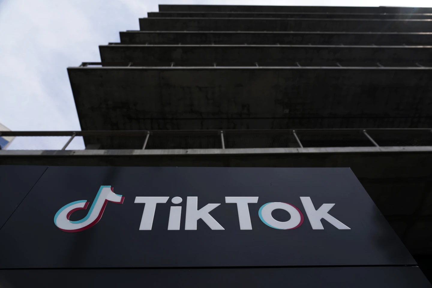 Supreme Court to Decide TikTok’s Fate Amid Constitutional Challenges, National Security Concerns, and Economic Stakes