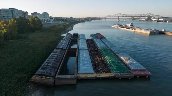 Tugboat Sinks After Collision with Bulk Carrier on Mississippi River, Prompting Rescue Efforts