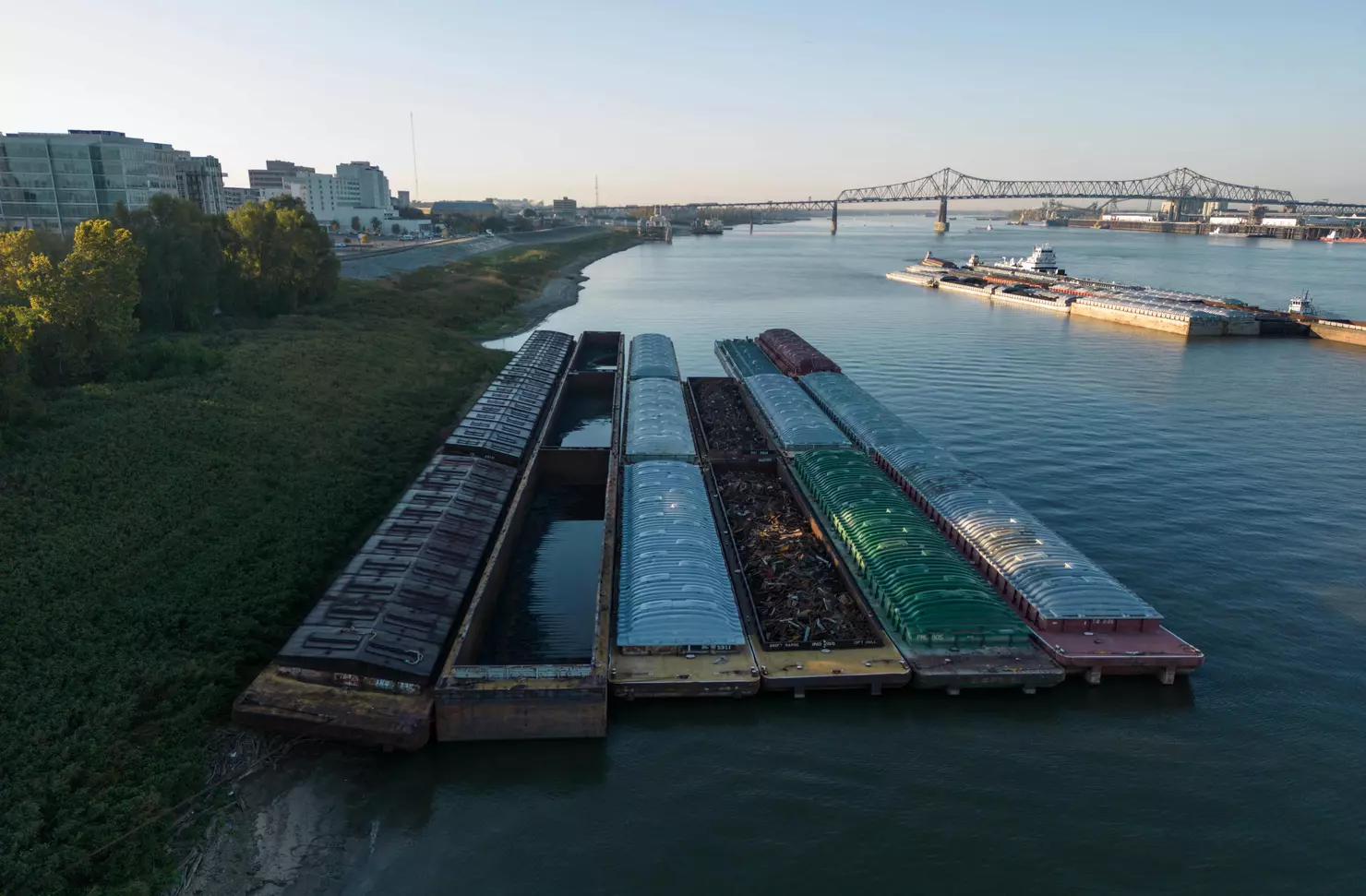 Tugboat Sinks After Collision with Bulk Carrier on Mississippi River, Prompting Rescue Efforts