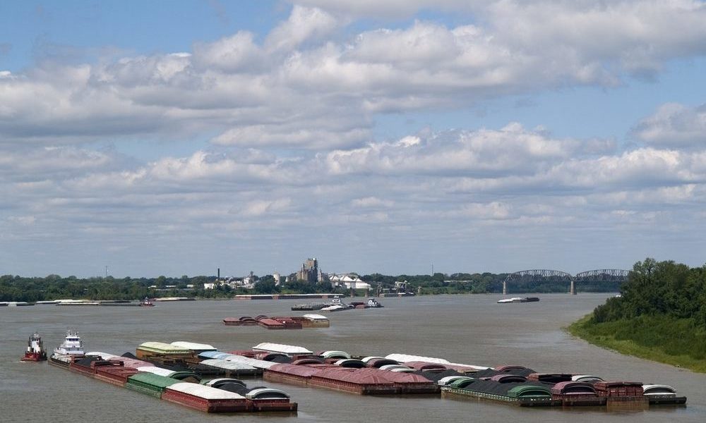 Tugboat Sinks After Collision with Bulk Carrier on Mississippi River, Prompting Rescue Efforts