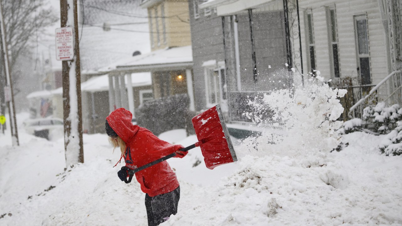 Winter Storms Affect Travel Across 14 States, Creating Hazardous Conditions on Christmas Eve